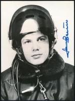 Farkas Bertalan űrhajós aláírása nagyméretű ifjúkori fotón 18x24 cm