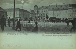 1900 Pozsony, Pressburg, Bratislava; Vásár tér a floriani oszloppal, este, S. Neurath és fiai vaskereskedés / market square, shops, night