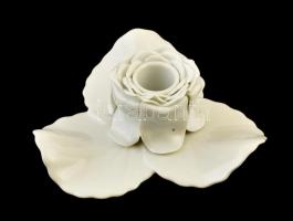 Herendi fehérmázas rózsás gyertyatartó, jelzett, alján mázhibával, apró kopásokkal, d: 13 cm