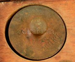 Régi súlykészlet dobozában, jelzettek