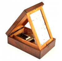 Régi monogramos, tükrös borotválkozó fadoboz, benne borotva élező, pamacs, pengék, porcelán tálka 20...