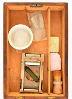 Régi monogramos, tükrös borotválkozó fadoboz, benne borotva élező, pamacs, pengék, porcelán tálka 20...