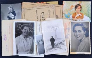 Vegyes papírrégiség tétel: képeslapok, iratok, fotók, stb., érdekes, átnézésre érdemes anyag