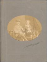 1914 Katona vaskereszttel, családja körében, albumlapra ragasztott fotó, 11×14,5 cm