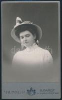 cca 1900-1910 Hölgy műtermi portréja, keményhátú fotó Hunnia budapesti műterméből, szecessziós hátoldallal, 10,5×6,5 cm