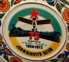 1973 Hollóházi "75 éves a MÁV Járműjavító Üzem" porcelán kulacs, matricás, jelzett, kis ko...