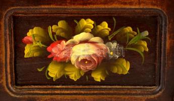 Díszes fa kandalló óra, fém veretekkel, virágdíszítéses számlappal, fa óra testtel , kézzel festett ...