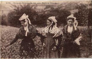 18 db régi képeslap Bretagne régióból, folklór / 18 pre-1945 postcards of the Bretagne region, folkl...