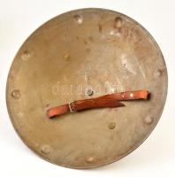 XVII. századi indo-perzsa dhal/sipar pajzs modern replikája, sérült szíjjal, rozsdafoltokkal, d: 46 ...