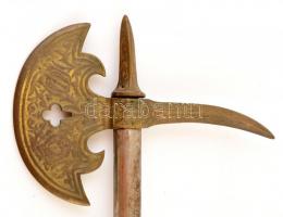 Fokos formájú pisztoly replika, kopott, laza elsütő szerkezettel, h: 53 cm