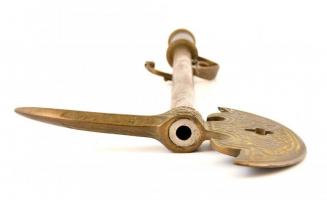 Fokos formájú pisztoly replika, kopott, laza elsütő szerkezettel, h: 53 cm