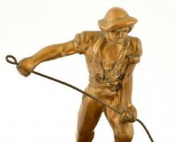 Jelzés nélkül: Öntödei munkásos hamuzó, hiányos, bronz, m: 17 cm