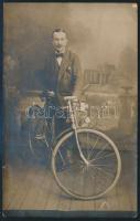 cca 1915-1920 Bp. Városliget, férfi kerékpárral, fotólap, 14×9 cm