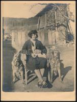 cca 1940 Hölgy macskával és két kutyával a Tátrában, fotó, hátulján feliratozva, 24×18 cm