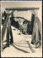 cca 1940 Turistaotthon bejárata télen, fotó, 23×17,5 cm