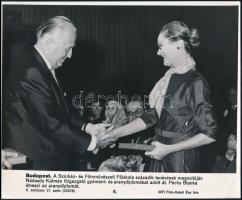 Vegyes modern fotó tétel: MDF-plakát, sajtófotó Péchy Blankával, színházi jelenet, stb., különböző m...