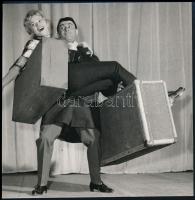 Vegyes modern fotó tétel: MDF-plakát, sajtófotó Péchy Blankával, színházi jelenet, stb., különböző m...