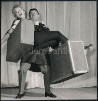 Vegyes modern fotó tétel: MDF-plakát, sajtófotó Péchy Blankával, színházi jelenet, stb., különböző m...