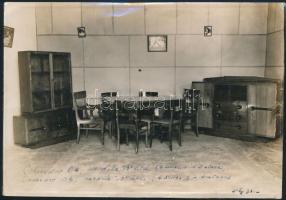 cca 1930 Szobabelső bútorokkal, fotó, feliratozva, 12×17 cm