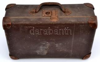 Egy bőröndnyi papírrégiség. Meghívók, fotók, okmányok, levelek, némi modern képeslap