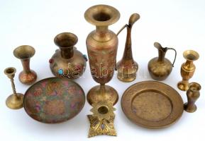Indiai réz tárgyak (váza, kiöntő, tál, gyertyatartó, stb.), 11 db, különböző méretekben