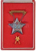 1953. Sztahanovista zománcozott fém kitüntetés miniatűrrel, használt dísztokban T:2-