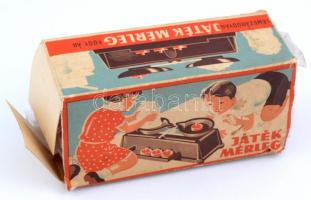 Régi műanyag játék mérleg, 3 db súllyal, 1 db súly hiánnyal