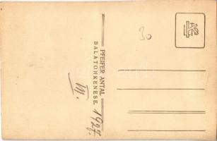 1927 Balatonkenese, fürdőzők csoportképe, mögöttük fiúk evezős csónakokkal. Pfeifer Antal photo (vág...