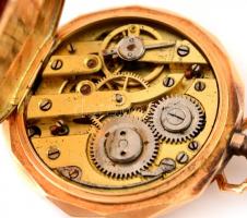 Női arany zsebóra. 14K arany, vésett tokkal, szép, működő állapotban, hibátlan számlappal. d: 30 mm,...