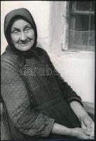 1968 Jelzés nélkül: Idős néni, sajtófotó, 23×16 cm