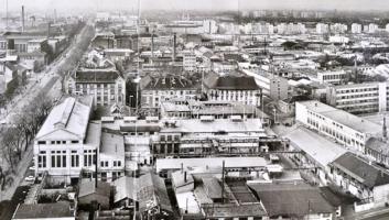 1973 Budapest, XIII. kerület látképe, panorámafénykép, sérüléssel, 16×58 cm