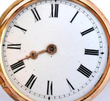 14 K arany, női zsebóra. Vésett tokkal, üveg nélkül, egy mutató lejár. Működő állapotban, óratartó d...