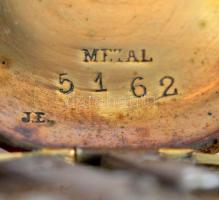 14 K arany, női zsebóra. Vésett tokkal, üveg nélkül, egy mutató lejár. Működő állapotban, óratartó d...