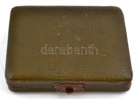 Duplafedeles 14 K arany, női zsebóra. Vésett tokkal, figurális díszítéssel, üveg nélkül de szép. műk...