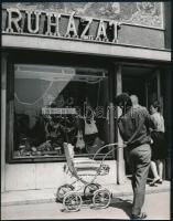 1968 Novotta Ferenc: Dunaújváros, ruházati üzlet, pecséttel jelzett fotó, 22,5×17,5 cm
