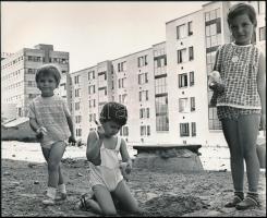 1968 Budapest, Pesterzsébet, játszó gyerekek, sajtófotó, 18×22 cm