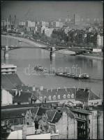 1971 Budapest, Margit híd, őszi kép a Dunáról, sajtófotó, szakadással, 24×18 cm
