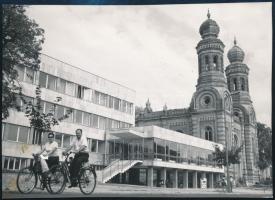 1968 Szombathely, Új Zenei Iskola és zsinagóga, feliratozott sajtófotó, 11×15,5 cm