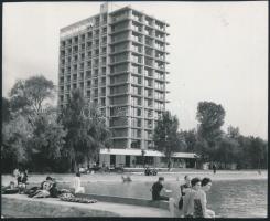 1966 Siófok, új szálloda, feliratozott, pecséttel jelzett sajtófotó, 10ú13 cm