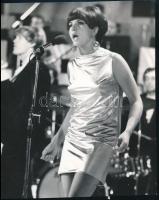 1967 Zalatnay Sarolta énekesnő fellépés közben, feliratozott sajtófotó, 21×16 cm