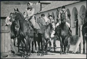 1973 Jelzés nélkül: Női lovasok, feliratozott sajtófotó, 16×23 cm