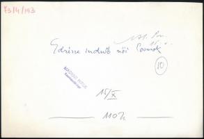 1973 Jelzés nélkül: Női lovasok, feliratozott sajtófotó, 16×23 cm