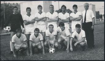 1970 Az Újpesti Dózsa labdarúgó csapata, pecséttel jelzett sajtófotó, 10×18 cm