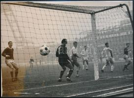 1967 FTC mérkőzés, Albert Flórián, sajtófotó, 13×18 cm