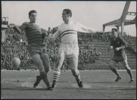 1961 Albert Flórián labdarúgó, Novotta Ferenc pecséttel jelzett fotója, 13×18 cm