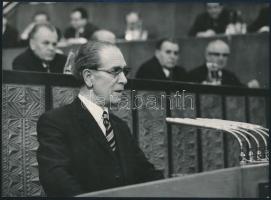 1975 Az MSZMP XI. Kongresszusa, Fock Jenő (1916-2001) beszédet mond, Vigovszki Ferenc pecséttel jelzett fotója, 13×18 cm