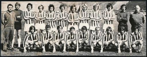 1975 Az Újpesti Dózsa labdarúgó csapata, faliratozott sajtófotó, 9×23 cm
