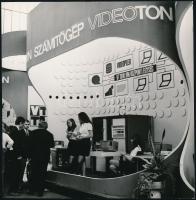 1973 Budapesti Nemzetközi Vásár Videoton stand, Novotta Ferenc pecséttel jelzett fotója, 18×18 cm