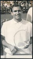 1968 Gulyás István teniszező, sajtófotó, hátoldalon feliratozva, 12×6,5 cm