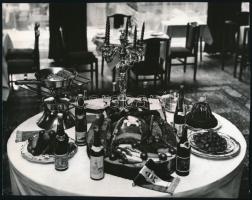 1968 Amerikai Szállodások magyar ebédnézőben, hátoldalon feliratozott sajtófotó, 17,5×22,5 cm